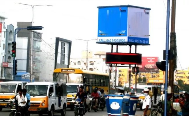 Dead body in traffic booth box In Banjara Hills - Sakshi