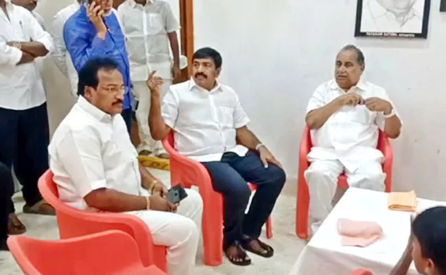 YSRCP Leaders Meet Mudragada Padmanabham - Sakshi