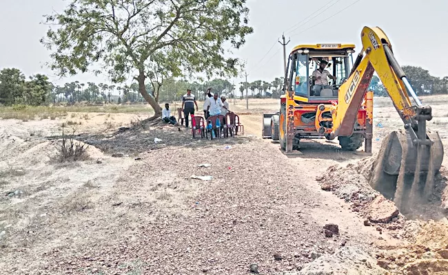 TDP leader Kabza in Nellore Rural Mandal Kodurupadu - Sakshi