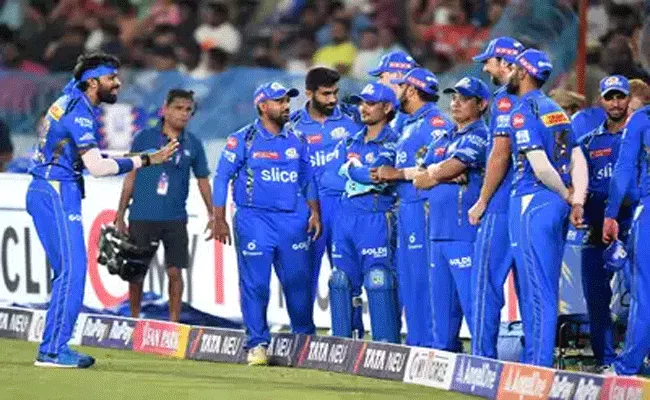 Mumbai Indians becomes first team to play 250th IPL match - Sakshi