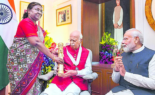 President Droupadi Murmu confers Bharat Ratna to BJP stalwart LK Advani in PM Modi presence - Sakshi