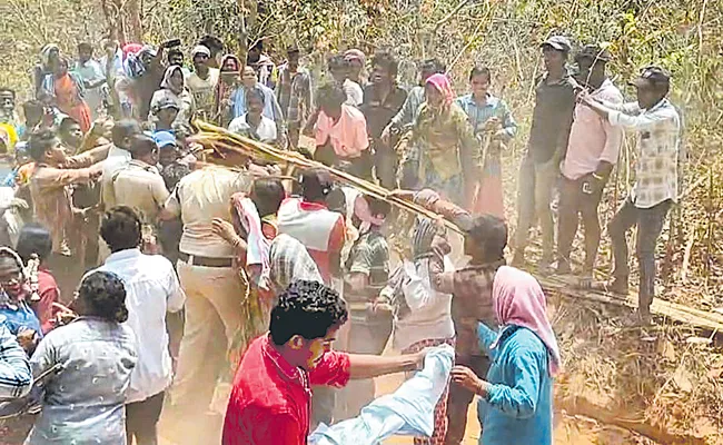 Argument between tribal groups over Podu - Sakshi