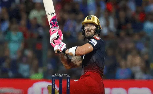 Faf du plessis no look shot against Mumbai indians - Sakshi