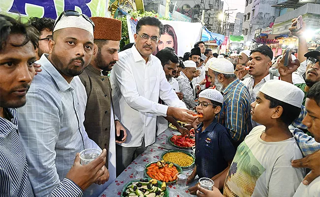 ramadan:iftar party organised by poondla venku reddy foundation - Sakshi