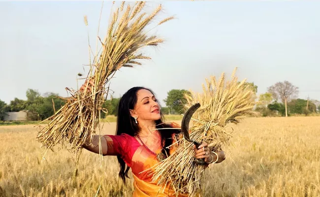 BJP Hema Malini meets farmers during poll campaign in Mathura - Sakshi