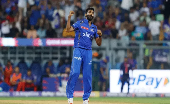 Jasprit Bumrah become first Bowler to accomplish rare feat in IPL - Sakshi