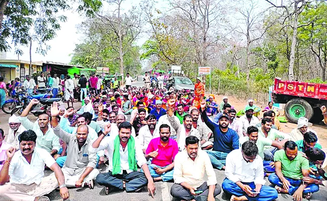 Farmers on roads for irrigation in Nirmal district - Sakshi