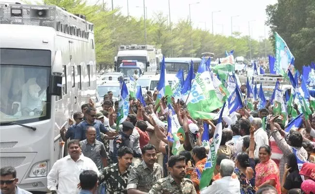 Grand Welcome To Cm Jagan Bus Yatra At Vijayawada Prakasam Barrage - Sakshi