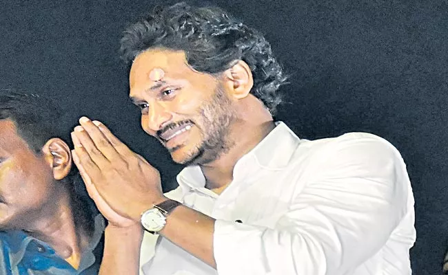 Cm Jagan Continued His Bus Yatra After The Attack On Him - Sakshi