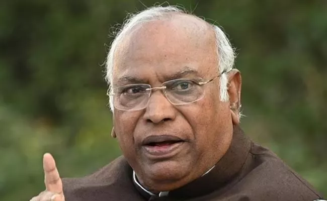 Mallikarjun Kharge reacted to BJP poll manifesto - Sakshi