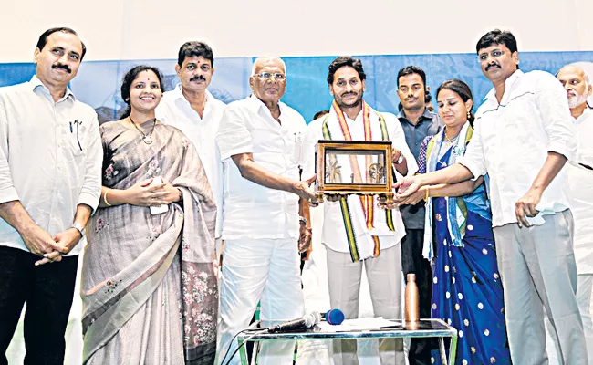 YS Jagan in an interview with handloom weavers in Mangalagiri - Sakshi