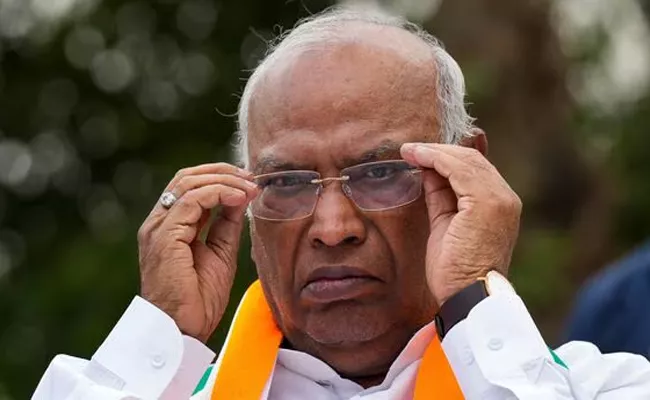 Kharge Criticizes Pm Modi For Unkept Promises - Sakshi