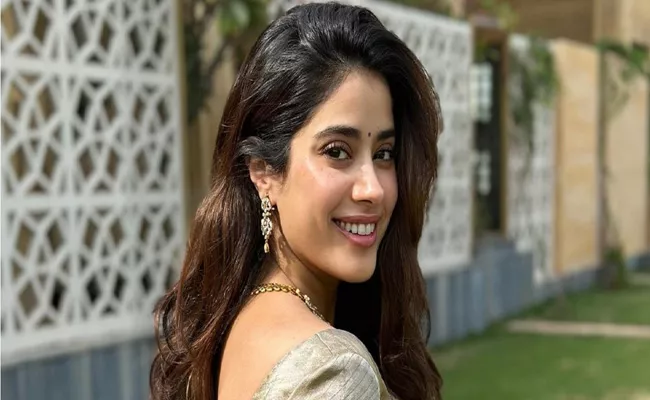 Bollywood Actress Janhvi Kapoor hosts bachelorette party Goes Viral - Sakshi