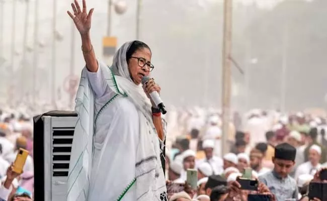 Cm Mamata Banerjee Sensational Reply To Bjp Criticism On Tejaswi Fish - Sakshi