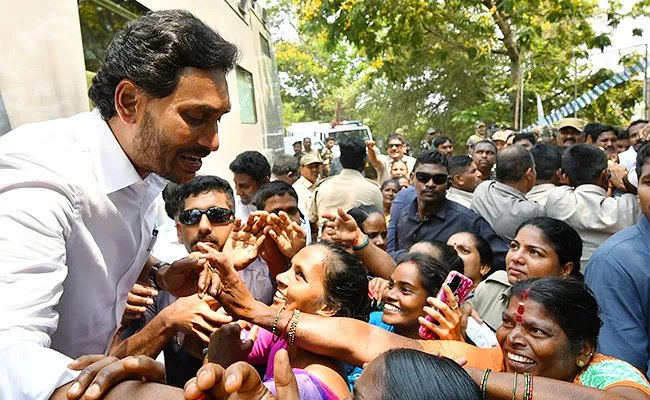 Huge Crowd In CM YS Jagan Memantha Siddham Bus Yatra In East Godavari - Sakshi