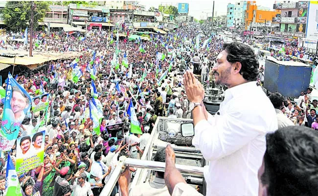 Jagan Bus yatra ended in Krishna district and entered Eluru district - Sakshi