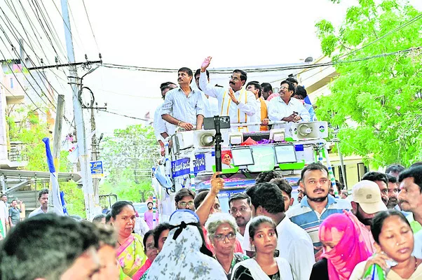 ప్రచారం చేస్తున్న ఆదాల, వైఎస్సార్‌సీపీ నాయకులు - Sakshi