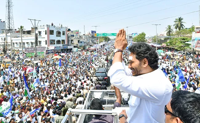 Great Response To YS Jagan Memantha Siddham Bus Yatra In Godavari Districts - Sakshi