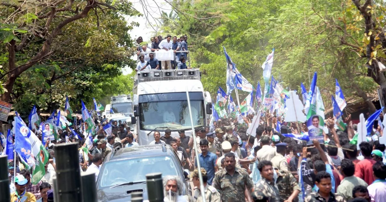 Huge Response Cm Jagan Memantha Siddham Bus Yatra In East Godavari - Sakshi