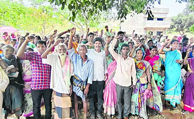 Pensioners anger against TDP chief Chandrababu - Sakshi