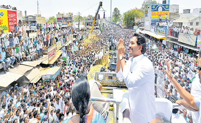 CM Jagan Memantha Siddham Bus Yatra Huge Success At Battulapalli - Sakshi