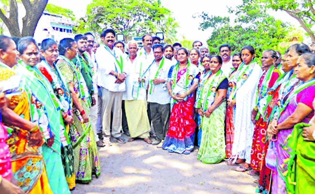 Mass enrollments in YSRCP - Sakshi