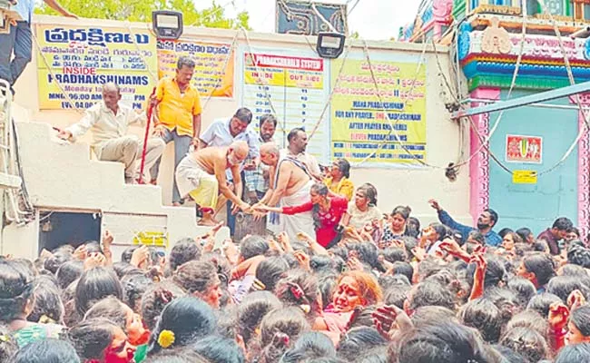 Stampede At Chilkur Balaji Temple After Devotees Throng To Garuda Prasadam Distribution - Sakshi