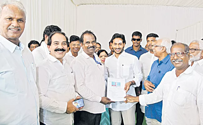 YSRCP is against privatization of Visakhapatnam steel plant - Sakshi