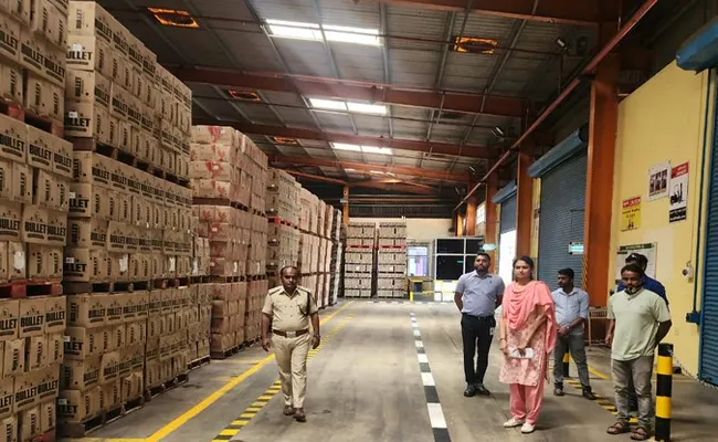 Lok Sabha Elections Illegal Liquor Worth Rs 98 52 Crore Seized in Mysure  - Sakshi