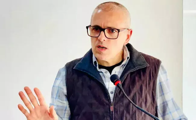 Omar Abdullah To Kashmiris says Send Message To Centre On Article 370 - Sakshi