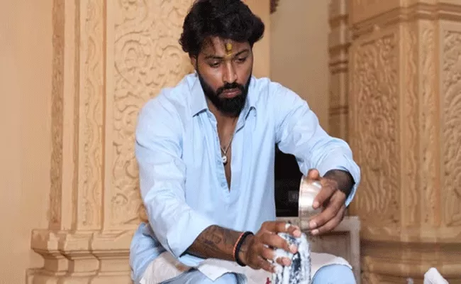 Hardik Pandya performs pooja at Somnath Temple  - Sakshi