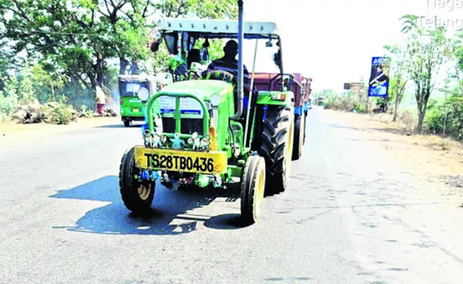 Kothagudem cop issue a challan to tractor driver for not wearing seat belt - Sakshi