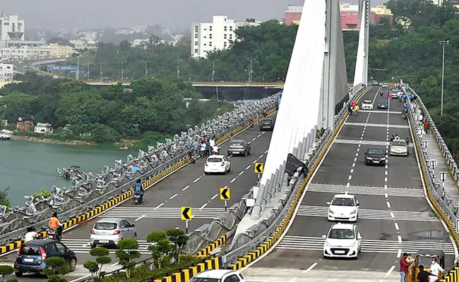 Madhapur Cable Bridge Hit And Run Case Details - Sakshi