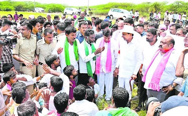 KCR inspected dry crops in Karimnagar - Sakshi