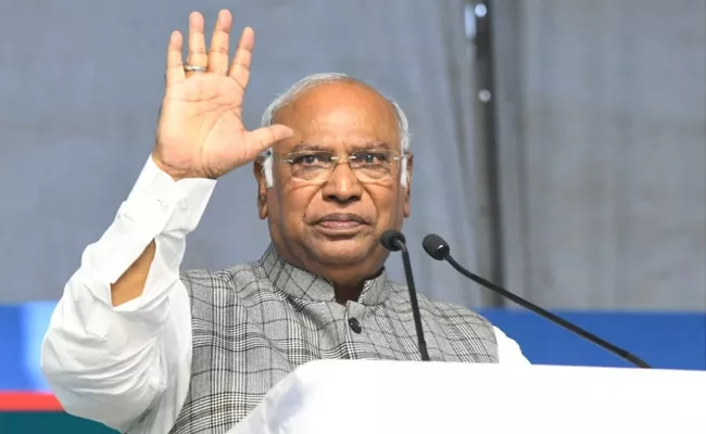 Mallikarjun Kharge Said Unlike Modi, His Party Does Not Make False Promises - Sakshi