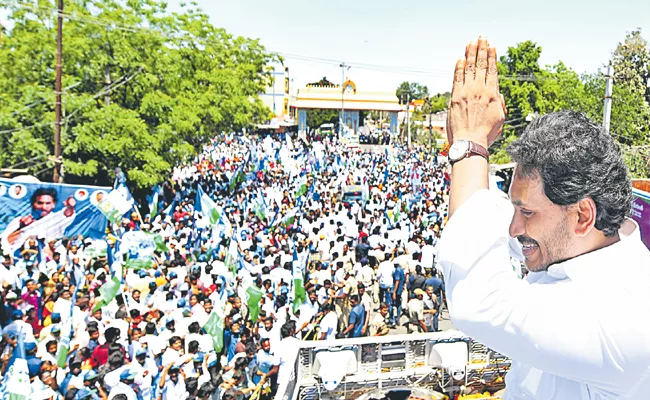 CM Jagans bus yatra on Anantapur Kadiri road - Sakshi