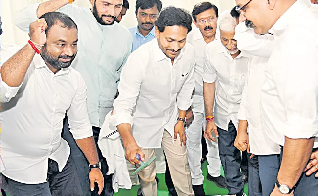 CM Jagan Mohan Reddy with the volunteers of Kavali - Sakshi