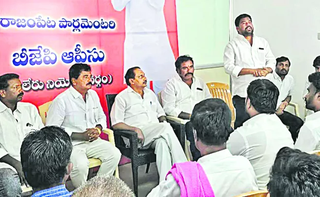 Clash Between Tdp and Janasena Leaders Eluru District Polavaram Assembly Ticket - Sakshi