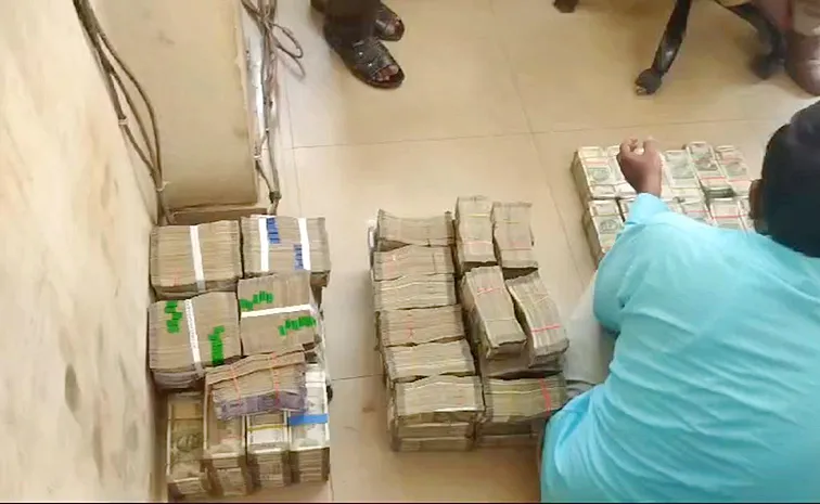 Road Accident Leads To Seize Crores Of Cash At Nallajarla Highway