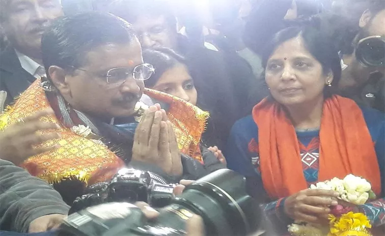 Arvind Kejriwal At Hanuman Mandir In Connaught Place