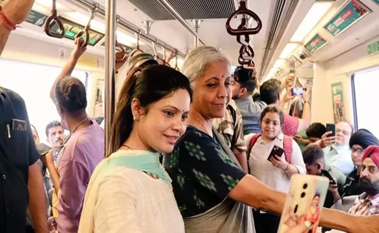 Nirmala Sitharaman Travels in Delhi Metro