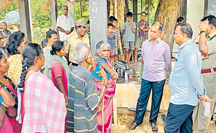 టీడీపీ గుండాలు చేసిన విధ్వంసకాండను సిట్‌ అధికారులకు వివరిస్తూ, వారి బెదిరింపుల నుంచి తమను రక్షించాలంటూ వేడుకుంటున్న తిరుపతి జిల్లాలోని రామిరెడ్డిపల్లి వాసులు 