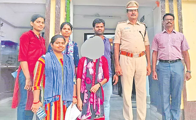 RPF Police Catch to minor girl