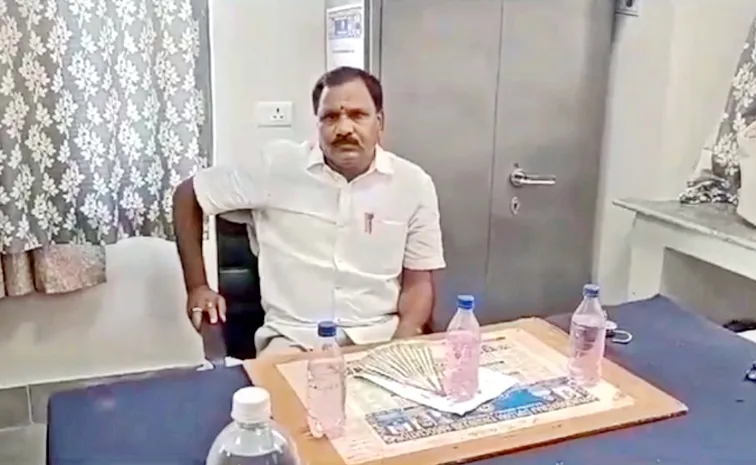 kamalapur Tahsildar Sircilla, Nanajipur Officers caught Taking Bribe