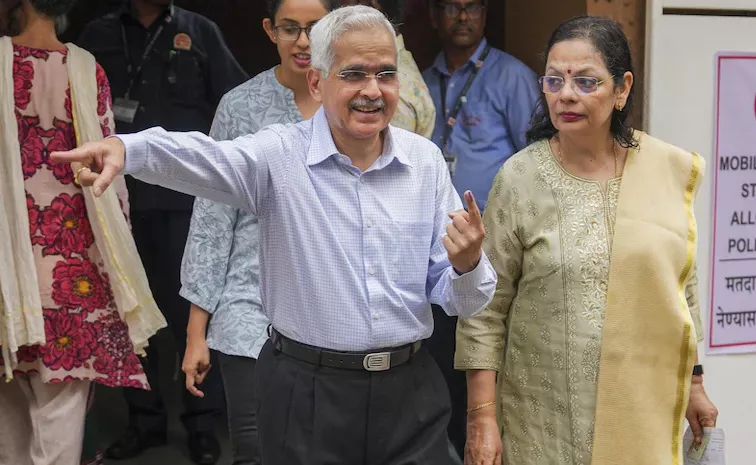 Rbi Governor Shaktikanta Das Cast His Vote