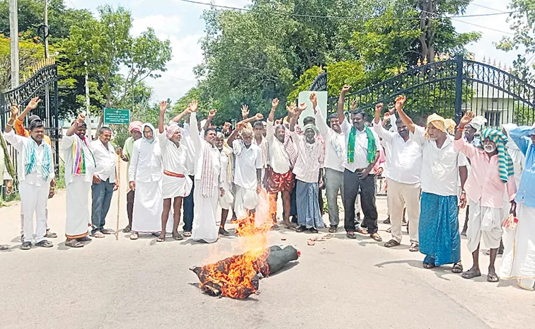 Farmers dharna in front of Suryapet agricultural market