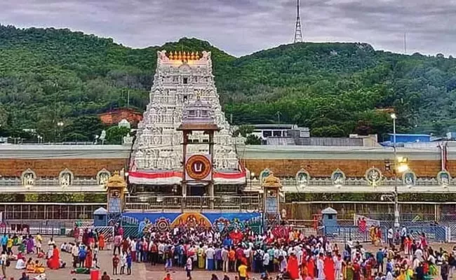 Huge Devotees Rush At Tirumala Tirupati Devasthanam