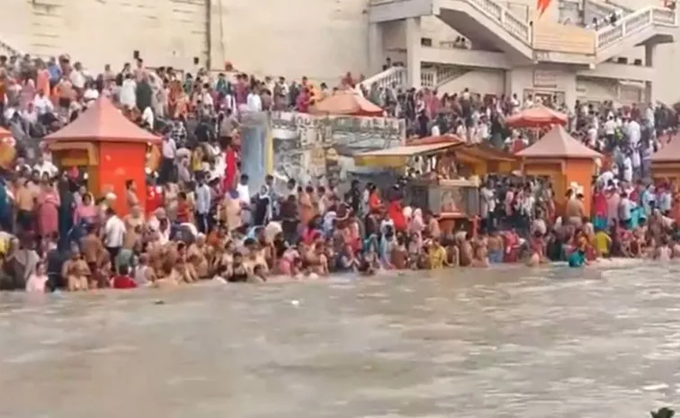 Purnima Devotees dip in Mother Ganga