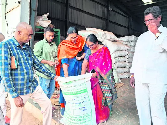 నాణ్యత లేకపోతే విత్తన సంస్థలపై చర్యలు 