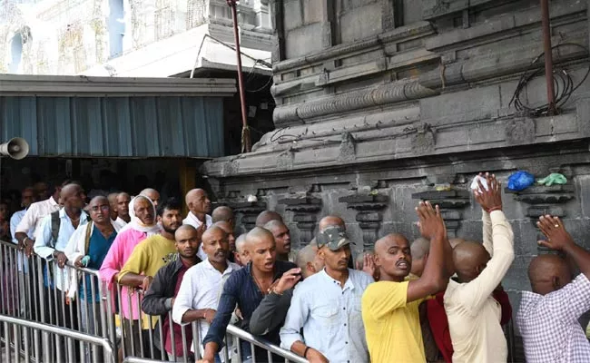 Huge Devotees Rush At Tirumala Tirupati Devasthanam